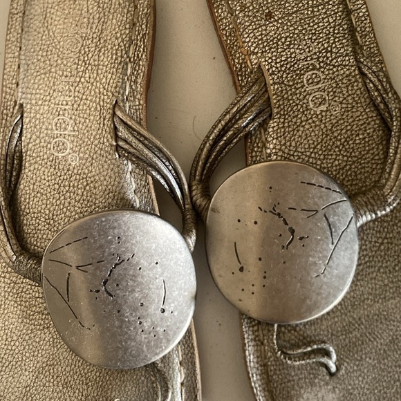 Bernardo Sandals silver medallion thong slides women’s 6 rope - Picture 2 of 4